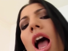 Sultry babe fucks herself