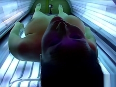 Geiles Girl masturbiert im offentlichen Solarium mit Voyeur Cam gefilmt