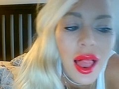 Smoking-hot blonde posing online