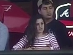 le tocca le tette durante una partita di baseball