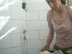 Caught her hairy pussy on toilet while peeing