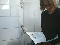 Hidden camera video in a female bathroom with peeing chick