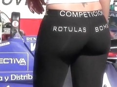 Brunette girl's amazing candid ass in tight pants