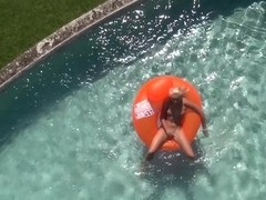 Teen blonde Evelyn masturbates in the pool