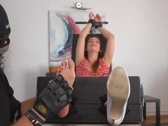 Beaufiful Caroline armpits and soles tickled