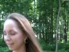 Fellow seduces amateur girl to fuck in a park