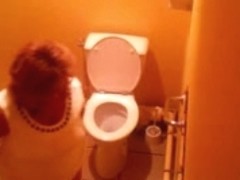 Beurette blonde mature toilets