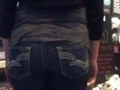 TIGHT TEEN ASS IN JEANS